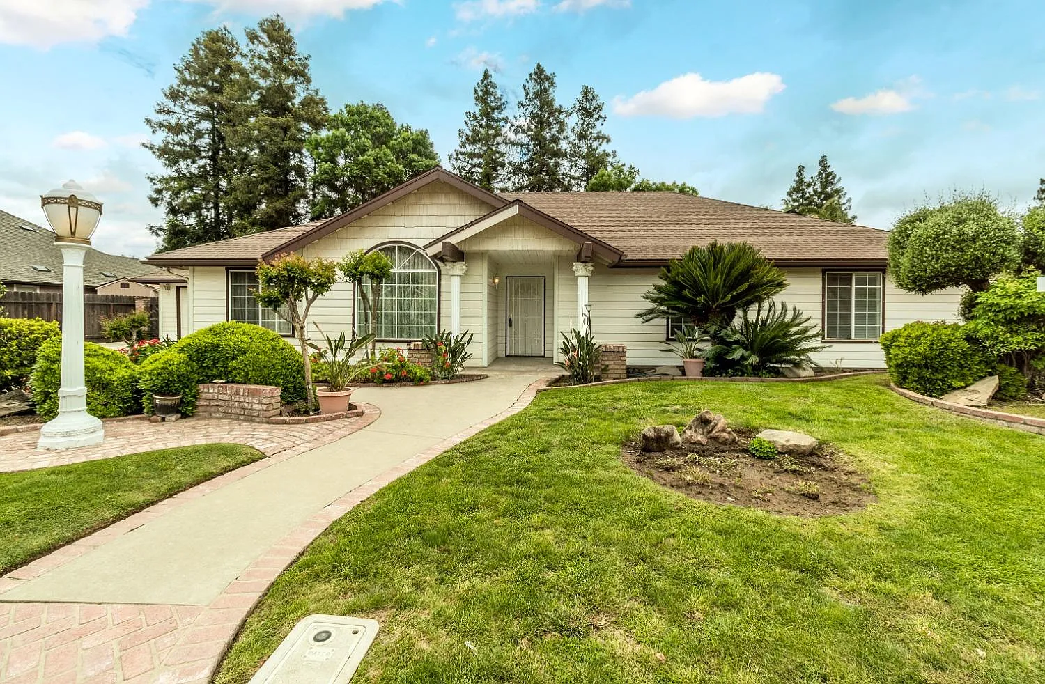 1577 E Quincy Ave photo 1