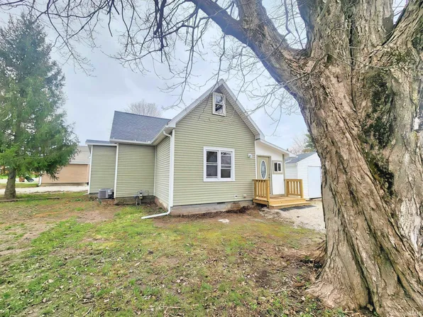 205 1st St, New Market, IN 47965