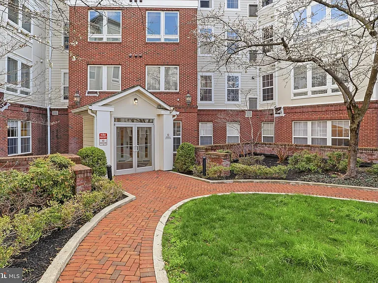 801 S Greenbrier St #103 — Photo 4