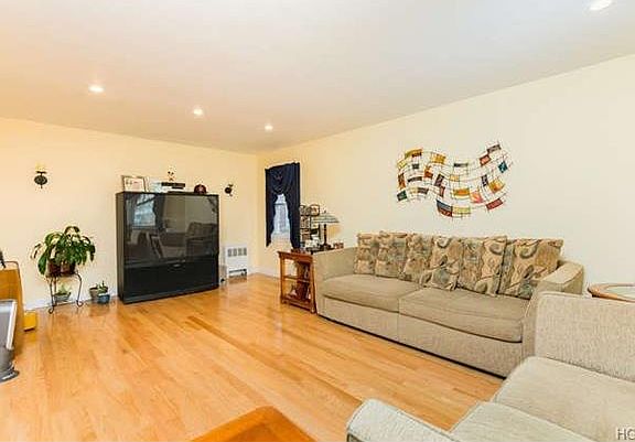 5th image of 1114 Clarence Ave