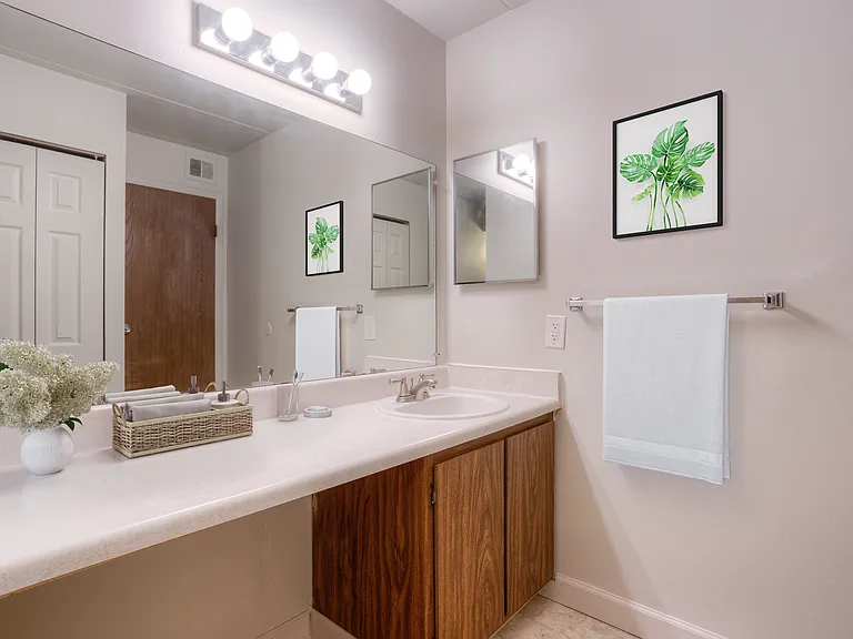Windsor Woods Apartments — Photo 9