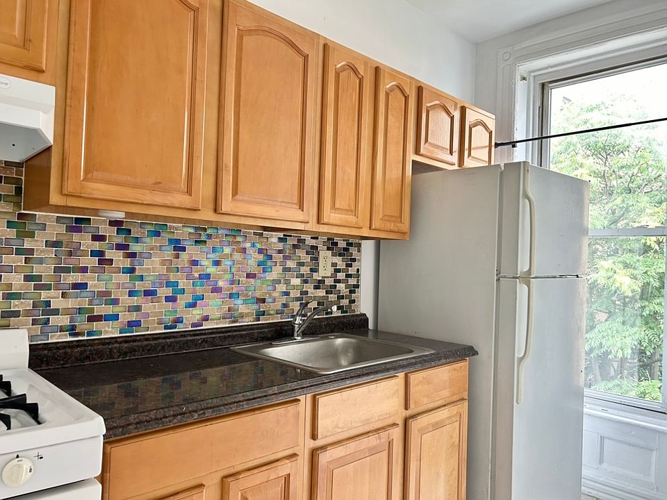 1st image of 187 Vernon Ave APT 3