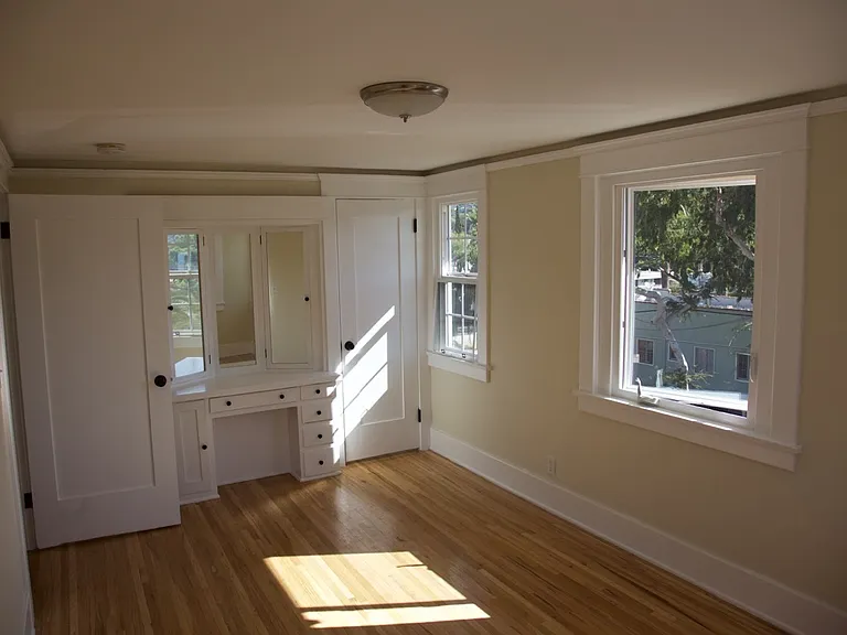 1433 Talmadge St — Photo 13