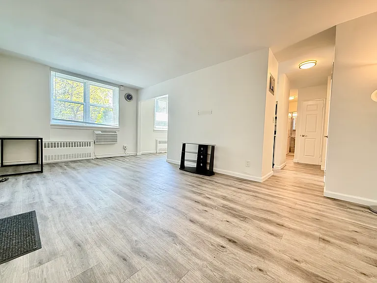 4727 Little Neck Pkwy #L4 — Photo 2