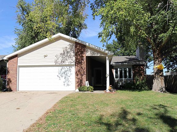 3rd image of 2832 Shelley Cir