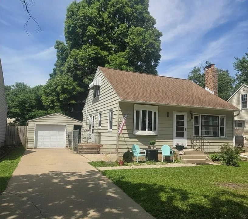 1st image of 817 14th Ave NE