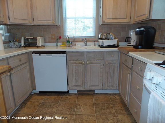 5th image of 111 W Selfridge Ave