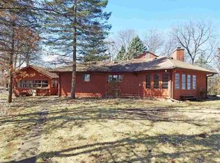 8130 Ridgewood Rd, Rock Island, IL 61201