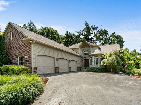 2300 High Meadows Dr, Ortonville, MI 48462