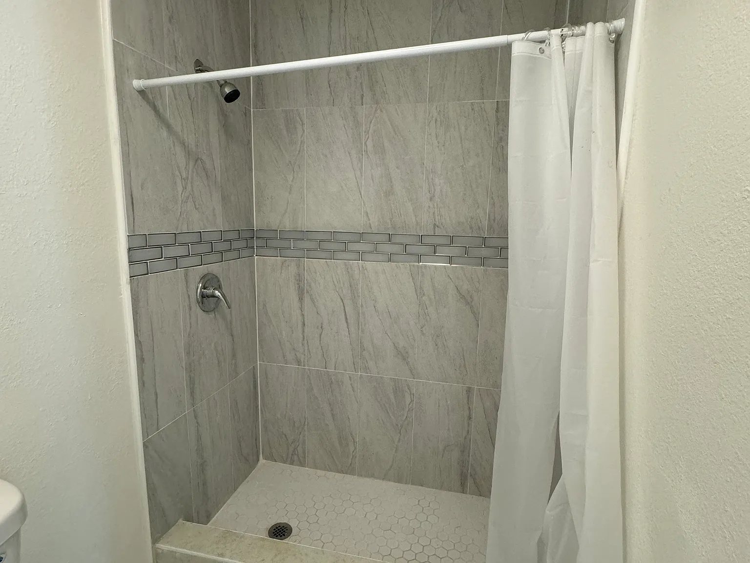 3 bed, 800 sqft, $3,295 — Photo 3