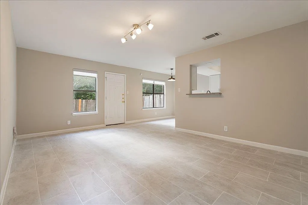 2 bed, 2.5 bath, 1030 sqft, $1,720 — Photo 2