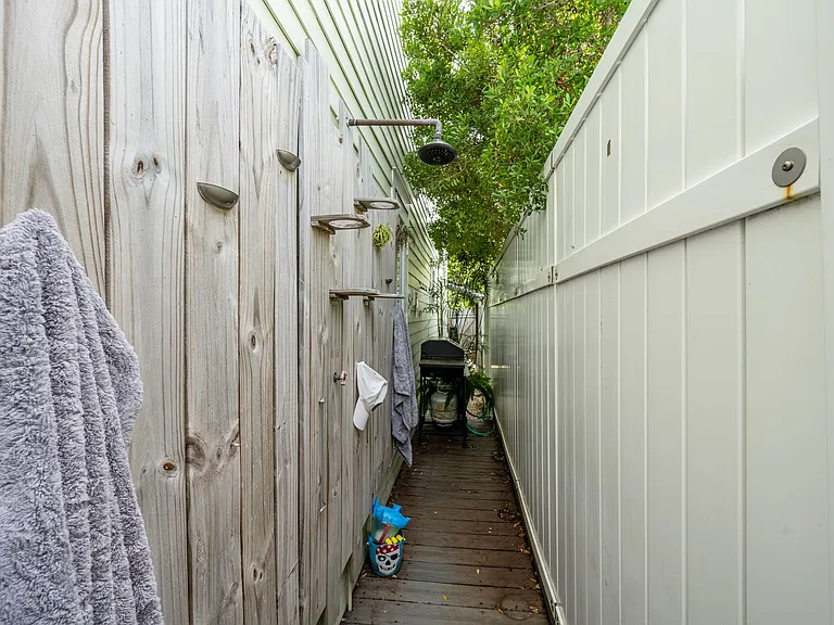 415 Julia St — Photo 28