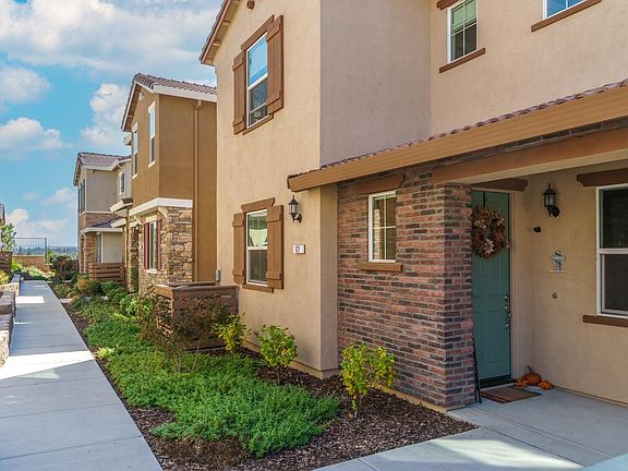 3rd image of 127 Huddlestone Cir