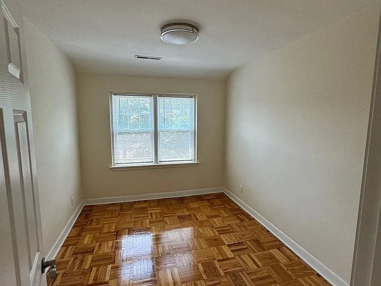 2420 E Washington Ave — Photo 18