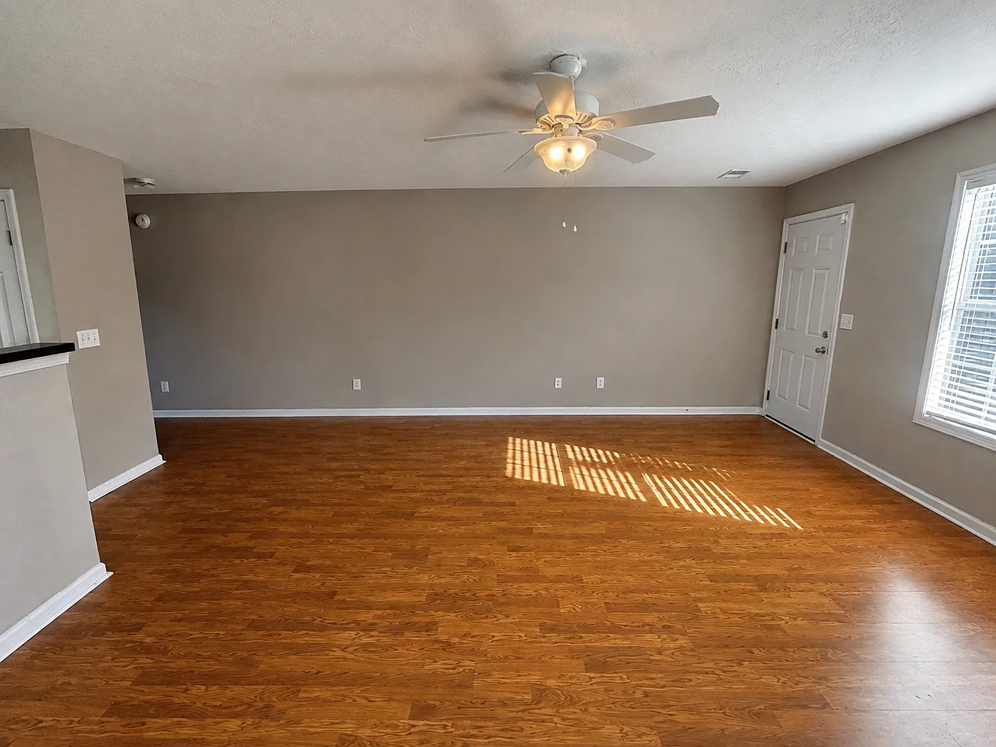3 Bedrooms | 2 Bathrooms | Approx. 1,400 Sq. Ft. — Photo 3