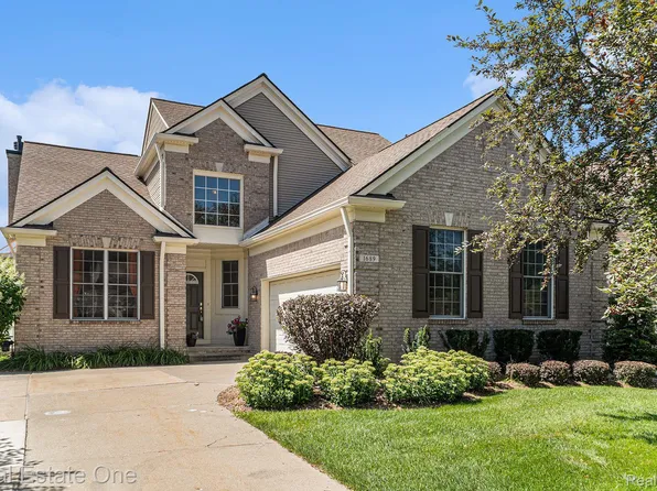1689 Maple Creek Ct, Rochester, MI 48306