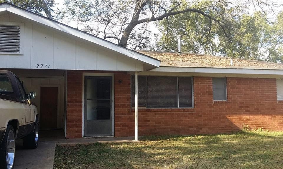 2nd image of 2211 Magnolia Ln
