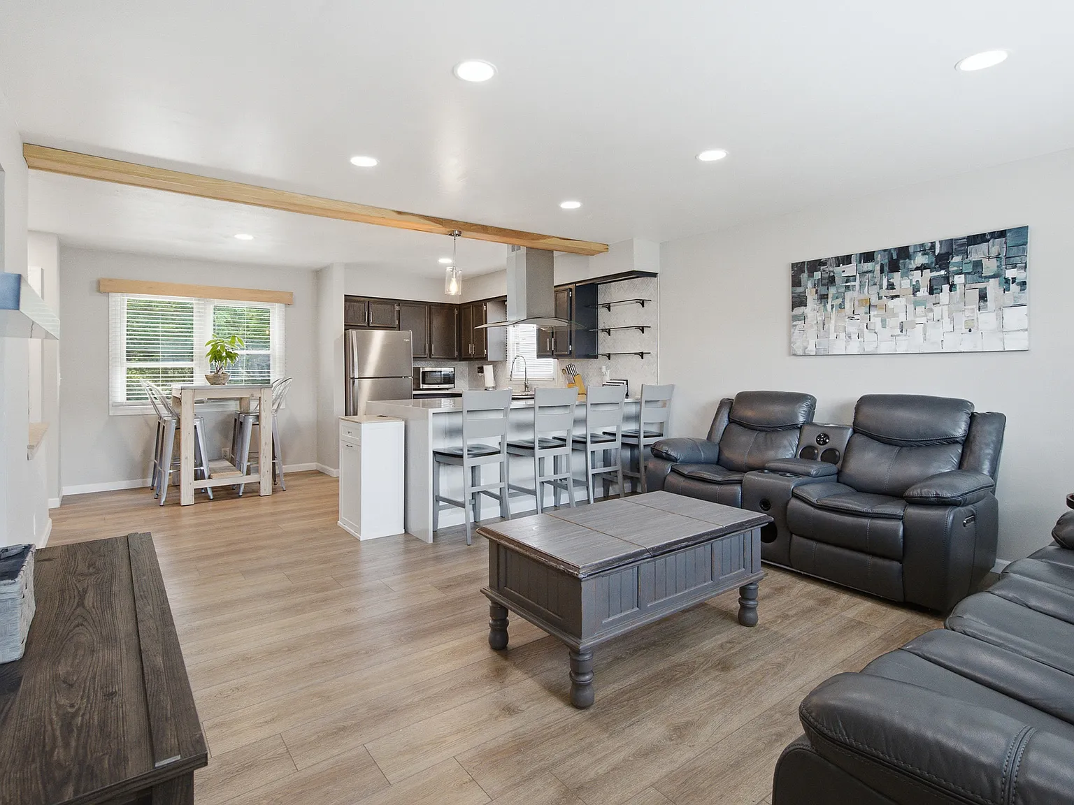 3 bed, 1800 sqft, $2,700 — Photo 3
