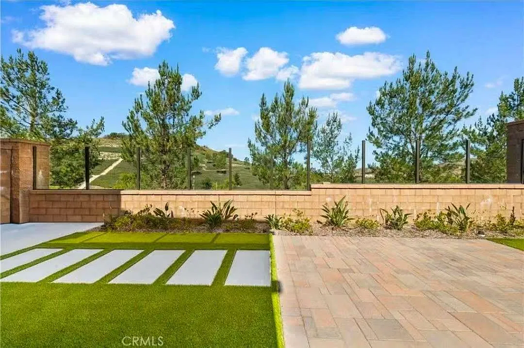 3 bed, 2.5 bath, 2170 sqft, $6,500 — Photo 1