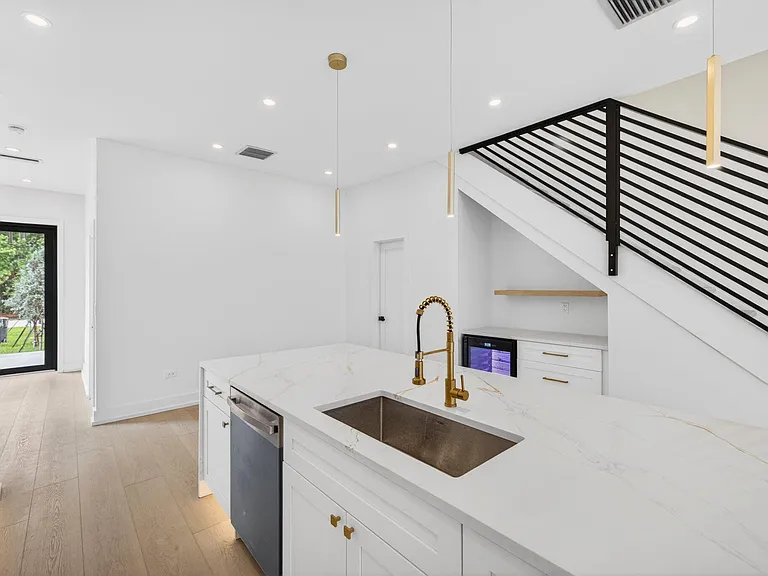 507 SW 11th St — Photo 17