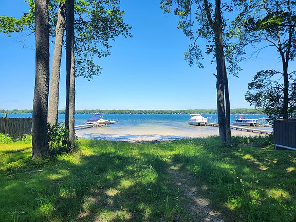 2nd image of 2121 Wolf Lake Dr
