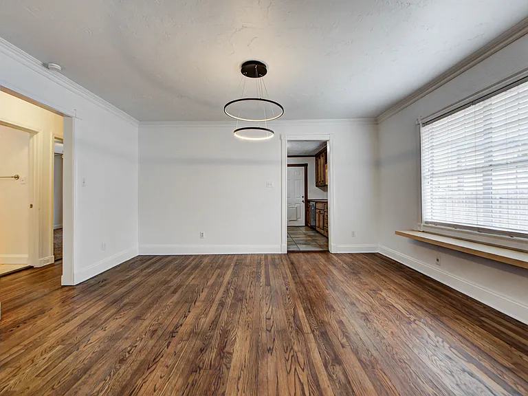 418 N Flood Ave — Photo 4