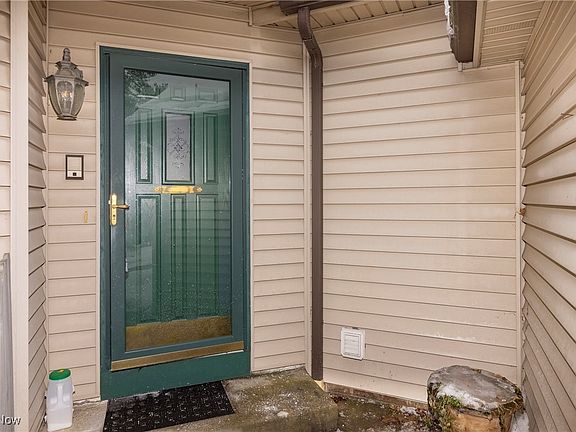 3rd image of 1038 N Jefferson St Unit 8