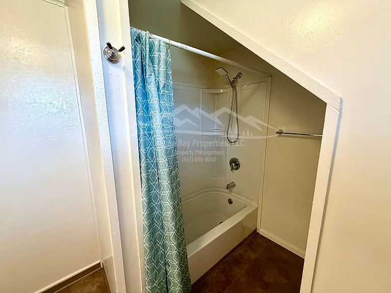 920 Winchester Ave — Photo 7