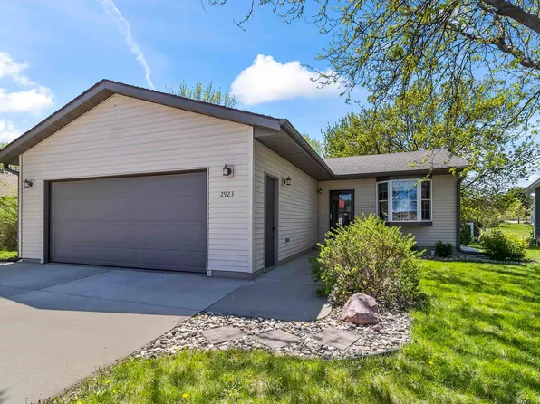 2923 Lakeview Dr, Yankton, SD 57078