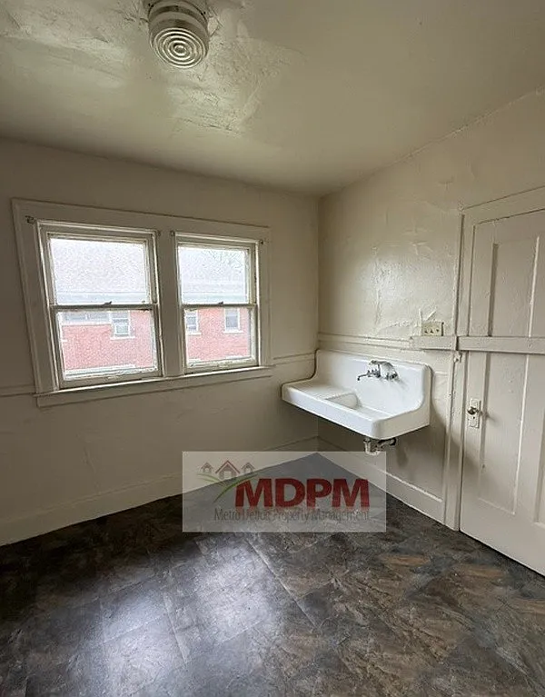 3 bed, 800 sqft, $1,000 — Photo 4