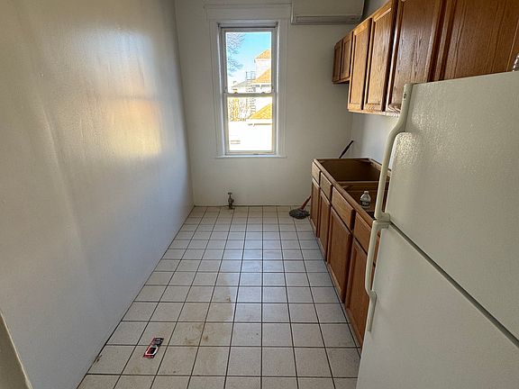 3rd image of 2884 E 194th St #2R