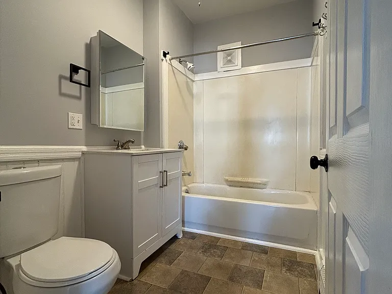 201 Roxbury St #2R — Photo 6