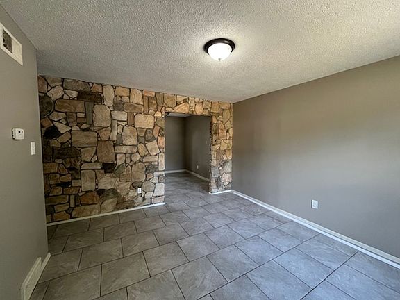 3rd image of 1823 Dorchester Dr