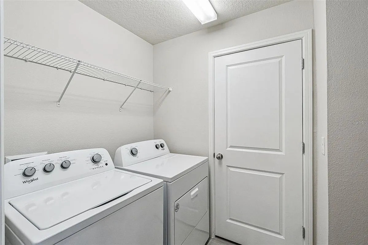 4 bed, 3.0 bath, 1809 sqft, $3,200 — Photo 3