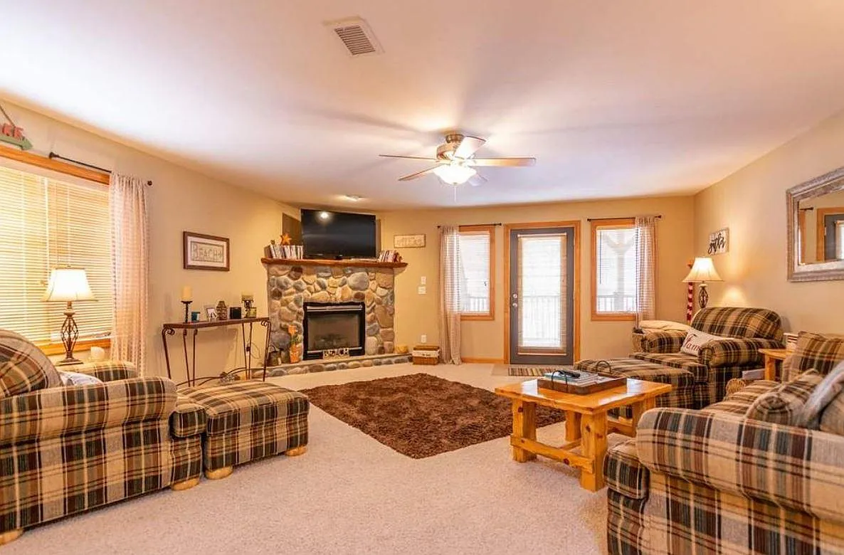 3 bed, 2238 sqft, $2,000 — Photo 3