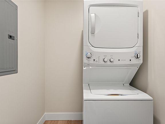 5th image of 14926 1/2 Kittridge St
