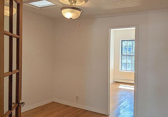 4th image of 933A Pacific St APT 3