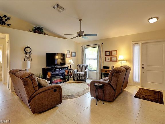 4th image of 1018 NE Van Loon Terrace Cpe