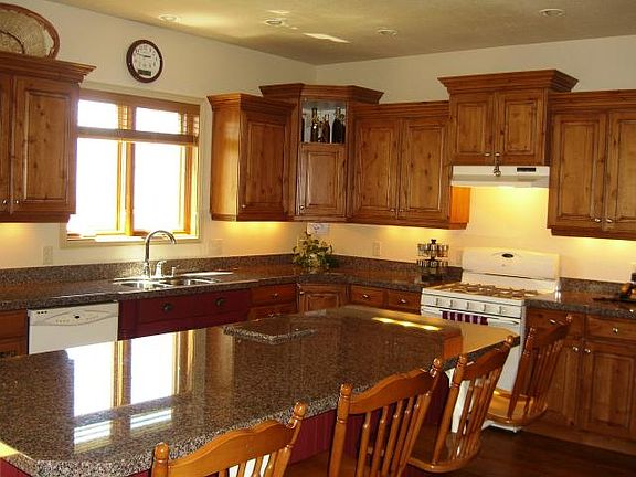 Kitchen w 2 dishwashers