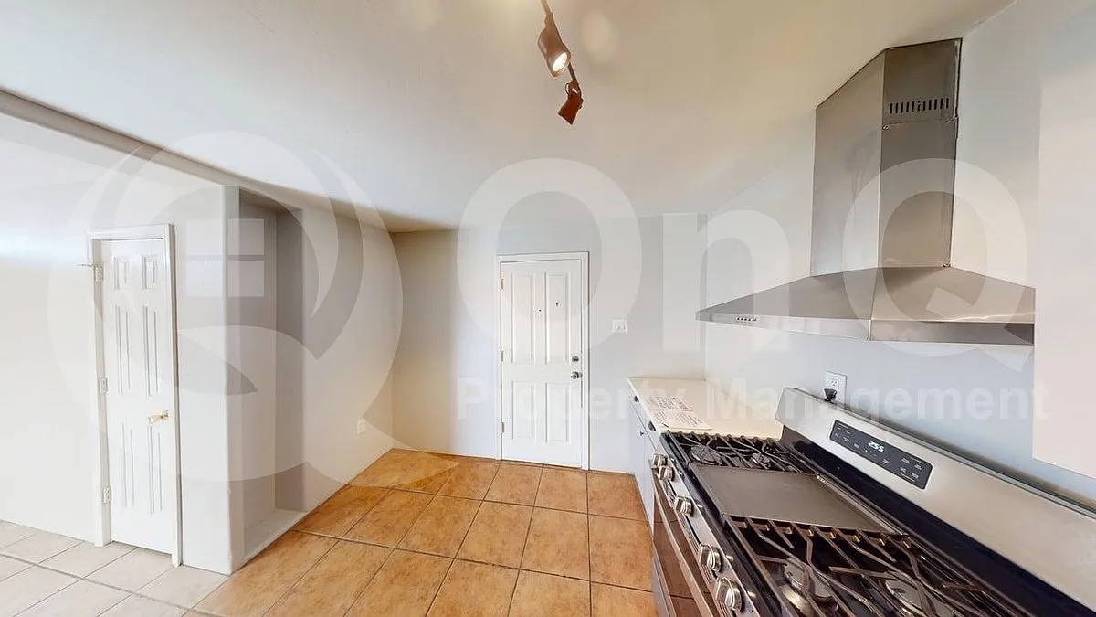 Studio, 1.0 bath, 380 sqft, $825 — Photo 3