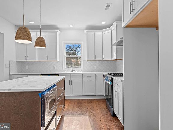 5th image of 117 W 10th Ave