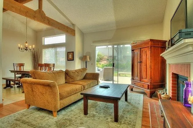 1644 Hill Top Ln — Photo 1