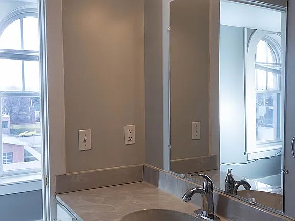 5th image of 307-711 W Alexandrine St #307