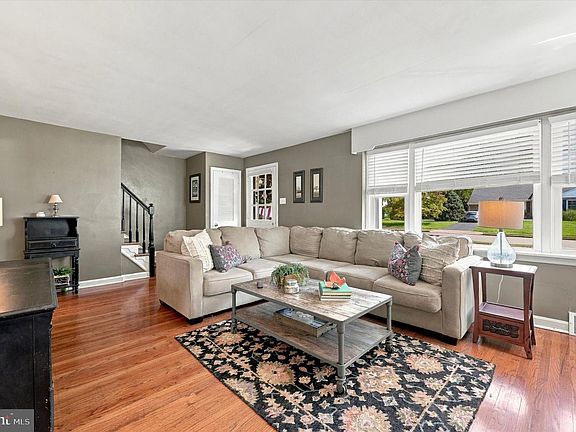 3rd image of 611 Arlingham Rd