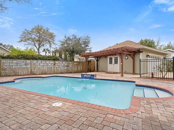 2nd image of 1511 E Strong St