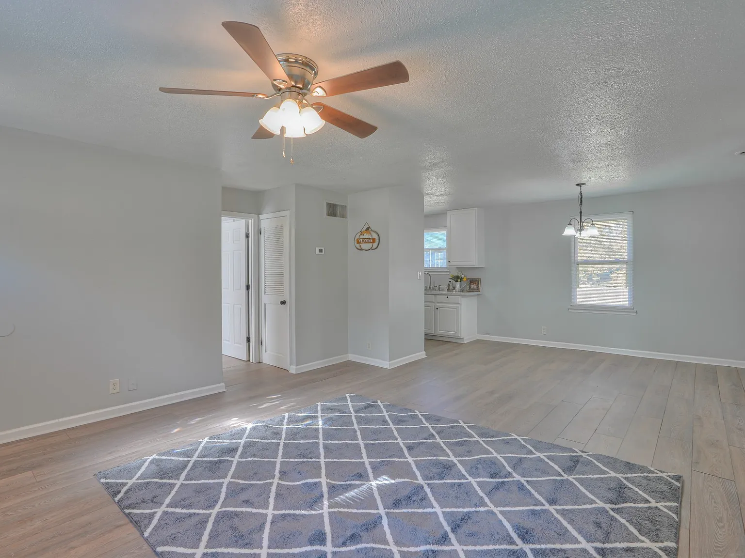 3 bed, 2.0 bath, 1275 sqft, $1,500 — Photo 2