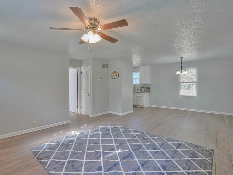 603 Spruce Dr — Photo 2