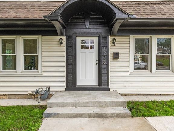 3rd image of 1226 Everett Ave