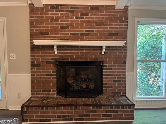 3rd image of 3718 Sussex Dr NE
