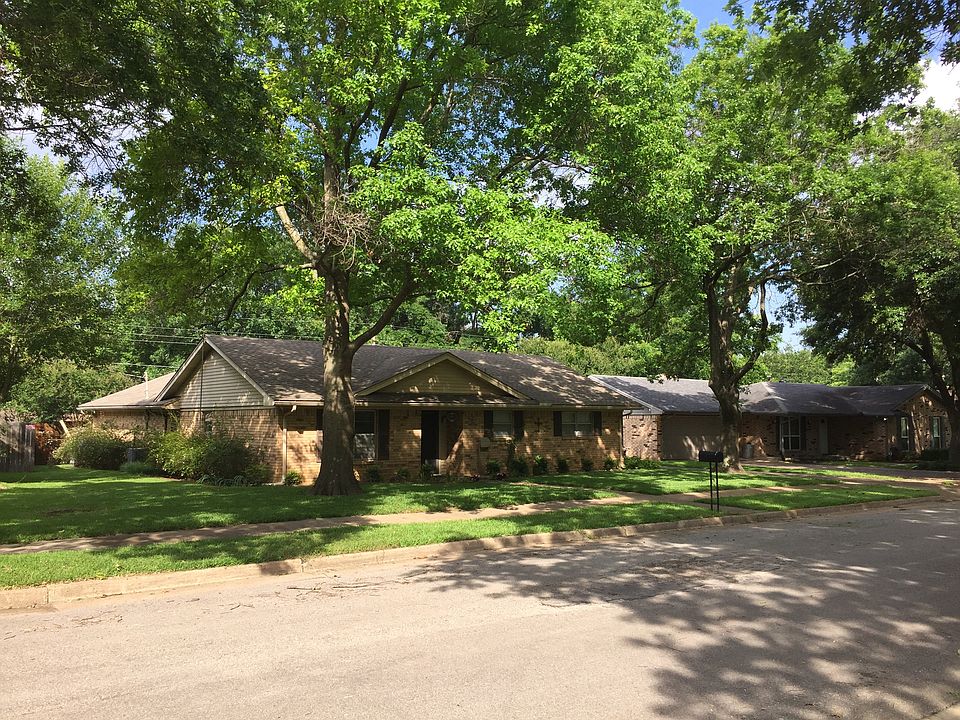 1st image of 1206 Red Oak St
